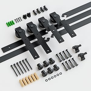 Beschlagset für Scheunentore mit schwarzen Stahlschienen, Rollen, Stoppern und verschiedenen Schrauben und Dübeln. Inklusive grüner Dübel und Abstandshalter aus Holz