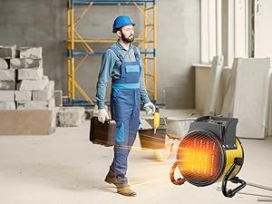 Escena del sitio de construcción con calentador eléctrico portátil de color naranja brillante, entorno de trabajo que muestra andamios en segundo plano.