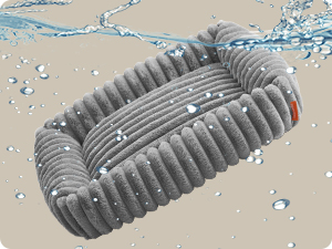 Graues, geriffeltes Gerät mit Wasserspritzwassereffekt und gewelltem Design im Industriestil mit Wassertröpfchen drum herum.