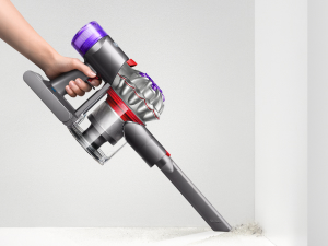 La aspiradora de mano Dyson Car+Boat limpia espacios de difícil acceso con la rinconera.