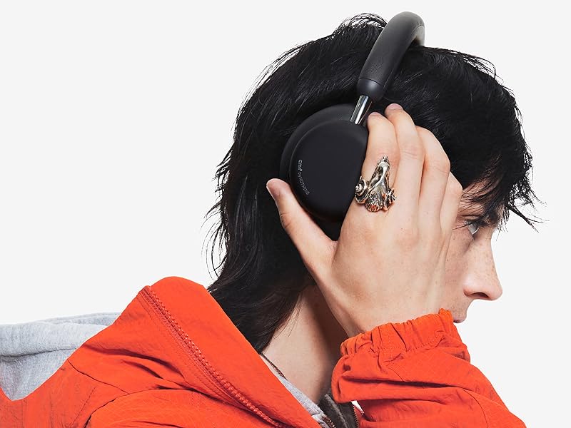 Serie de imágenes que muestran a una persona con una chaqueta naranja desde diferentes ángulos laterales.