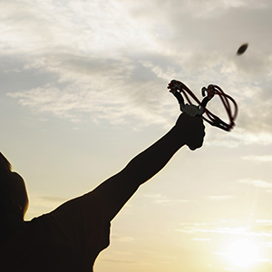 Relaxdays Profi Steinschleuder, Slingshot mit 6 Schleudergummis ...