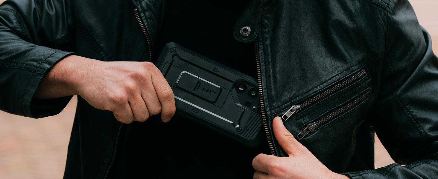 eine Person, die ein Telefon in ihren Händen hält