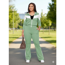 سلسلة من الصور الخارجية تظهر شخصًا يرتدي ملابس غير رسمية ذات ألوان فاتحة في أوضاع مختلفة في حديقة أو حديقة.