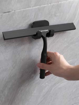 Schwarzer Rakel mit breiter Gummiklinge und ergonomischem Griff zur Verwendung auf gefliesten Oberflächen. Das Werkzeug scheint für eine effiziente Reinigung oder Wasserentfernung auf glatten Oberflächen konzipiert