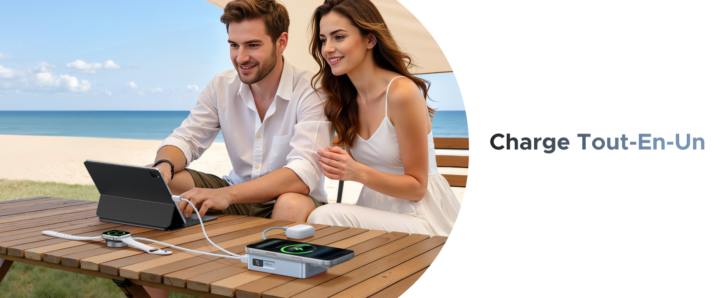 Le texte indique « Charge Tout-En-Un ». Scène en bord de mer avec un couple utilisant des appareils électroniques sur une terrasse en bois avec dispositif de recharge visible.