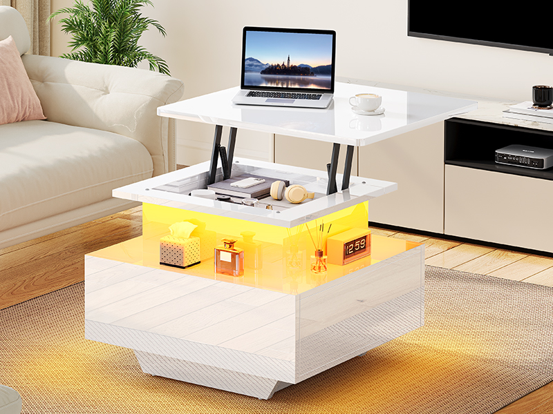 Modernes Wohnzimmerinterieur mit weißem Couchtisch und LED-Streifenbeleuchtung, die für ein gelbes Ambiente sorgt.