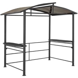 Cadre de gazebo extérieur en métal avec toit incliné. Dispose d'étagères sur un côté et d'un design ouvert sans parois ni revêtement en tissu.