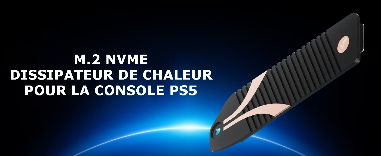 pour console PS5. Appareil noir avec ailettes de refroidissement, représenté sur un fond sombre avec effet de lumière bleue.