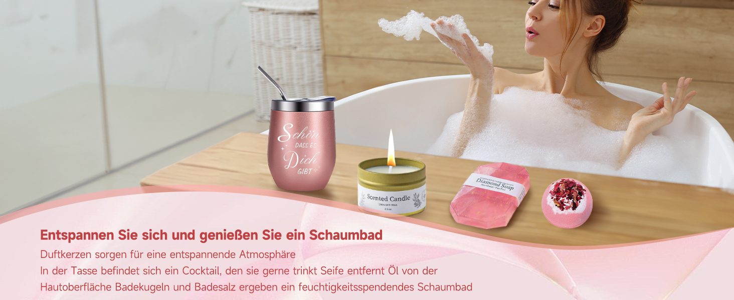 eine Kerze in einer Badewanne mit einer Kerze und einer Kerze