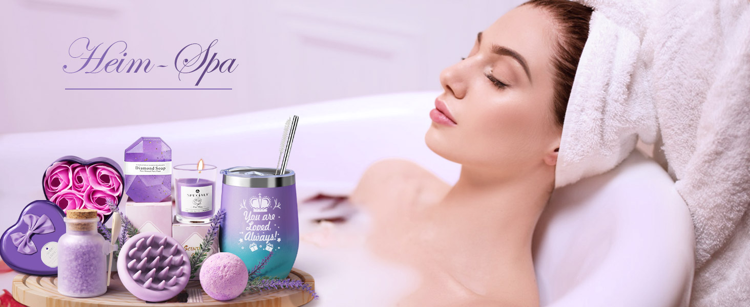 Spa-Lifestyle-Produkte, die auf einer lila Oberfläche angeordnet sind, darunter Badebomben, Gläser mit getrockneten Blumen und Entspannungszubehör vor einem weichen Hintergrund.