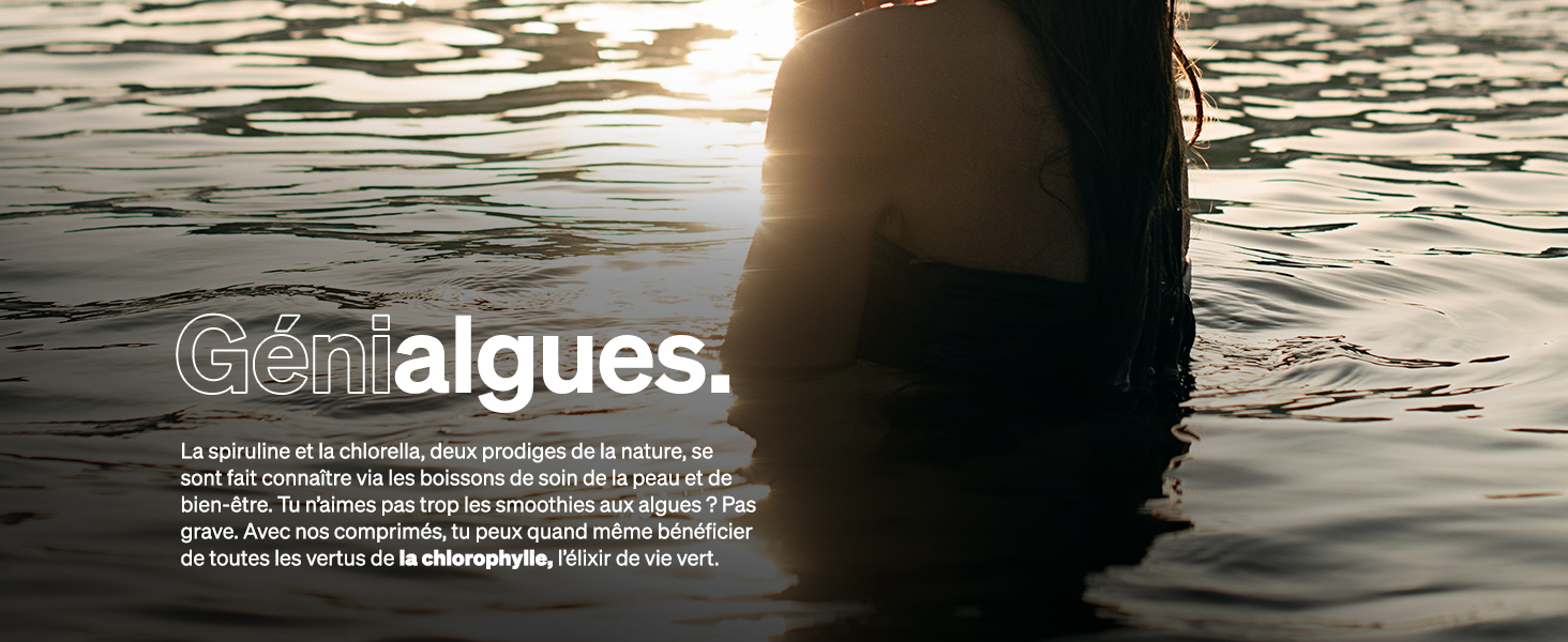 une femme est assise dans l'eau.