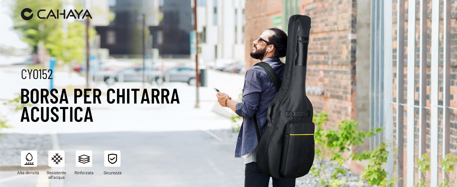 un uomo con custodia per chitarra e zaino