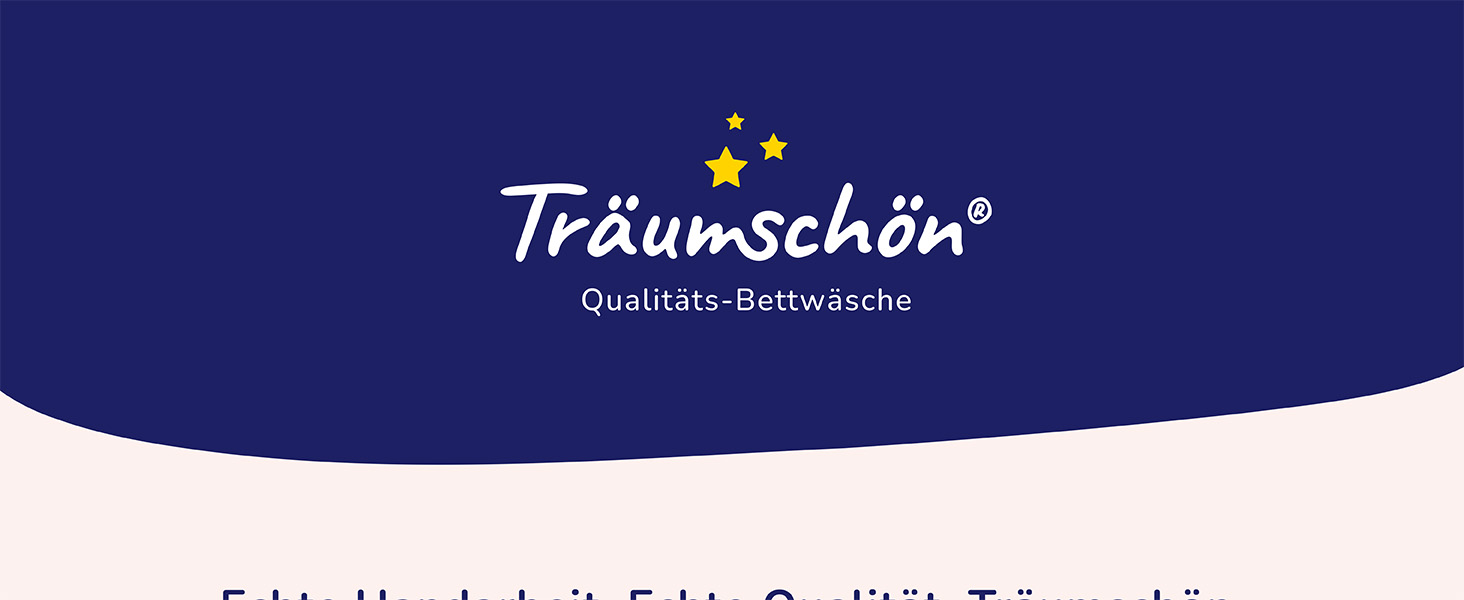 Logo der Bettwarenfirma Traumschon auf dunkelblauem Hintergrund. Weißer kursiver Text mit gelben Sternen oben. Der Untertitel lautet „Qualitats-Bettwäsche“