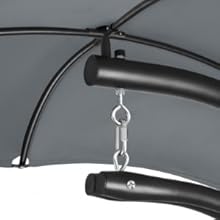 Primo piano di un telaio in metallo nero con gancio e moschettone, probabilmente parte di una struttura o di un'attrezzatura più grande