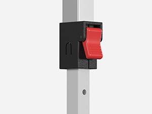 Schwarze Kunststoffhalterung mit rotem Schalter oder Hebel, der an einer Metallstange oder -stange befestigt ist.