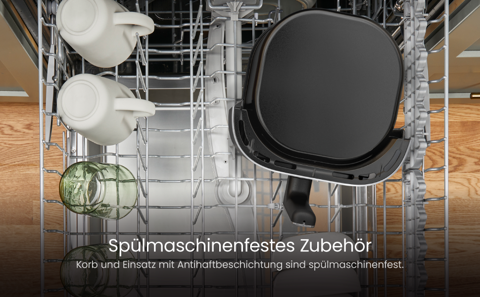 Innenraum des Geschirrspülers mit Tellern, Gläsern und Kochutensilien. In deutschem Text wird spülmaschinengeeignetes Zubehör erwähnt