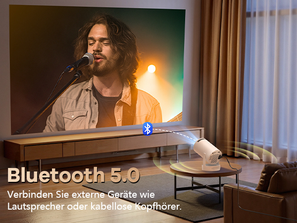Bluetooth 5.0-Gerät auf einem hölzernen TV-Ständer zum Anschließen von Lautsprechern oder kabellosen Kopfhörern. Text: „Bluetooth 5.0 Verbinden Sie externe Geräte wie Lautsprecher oder kabellose Kopfhörer