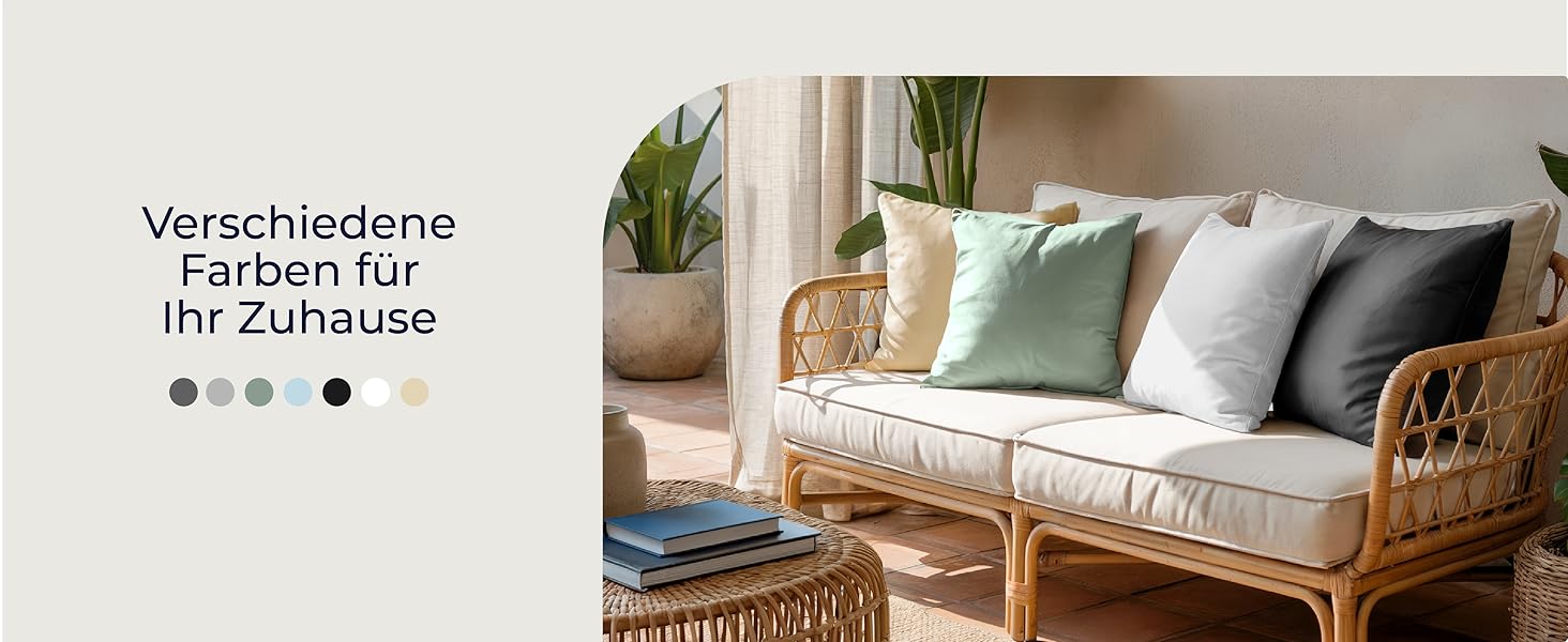 Weißes, modernes Sofa, das in einem Wohnzimmer gezeigt wird und sich durch sein minimalistisches Design und seine klaren Linien auszeichnet.