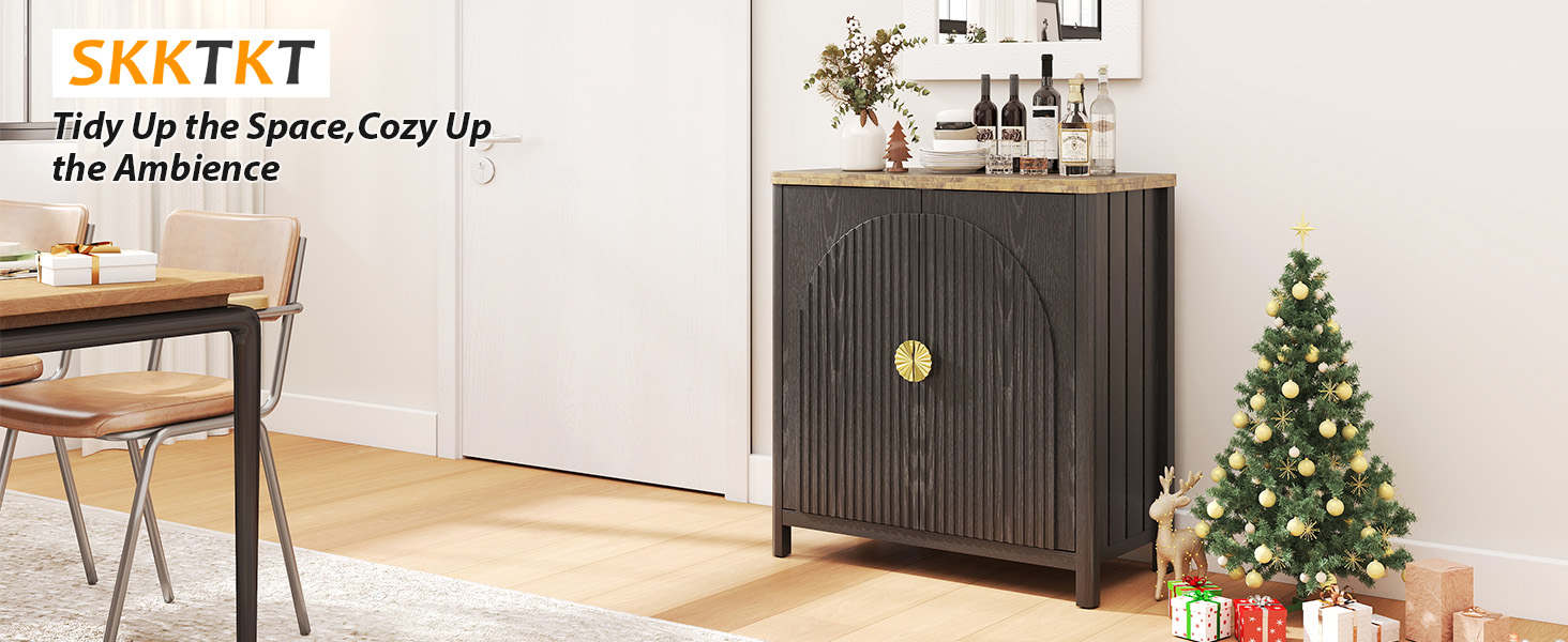 Modernes Wohnzimmermöbeldisplay mit schwarzem Sideboard-Schrank, Wandkunst und dekorativem Weihnachtsbaum, der den modernen Einrichtungsstil unterstreicht.