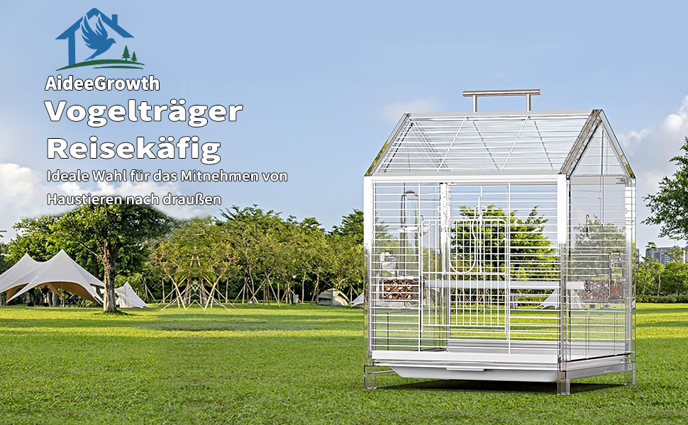 Großer Vogelkäfig aus Metall mit hausförmigem Design, mit Wänden und Dach aus Drahtgeflecht. Auf Gras im Freien mit Bäumen im Hintergrund positioniert