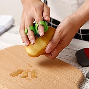 Palm peeler kitchen tool