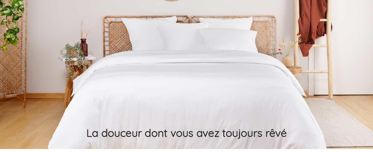 chambre claire avec un lit confortable et un drap housse bambou