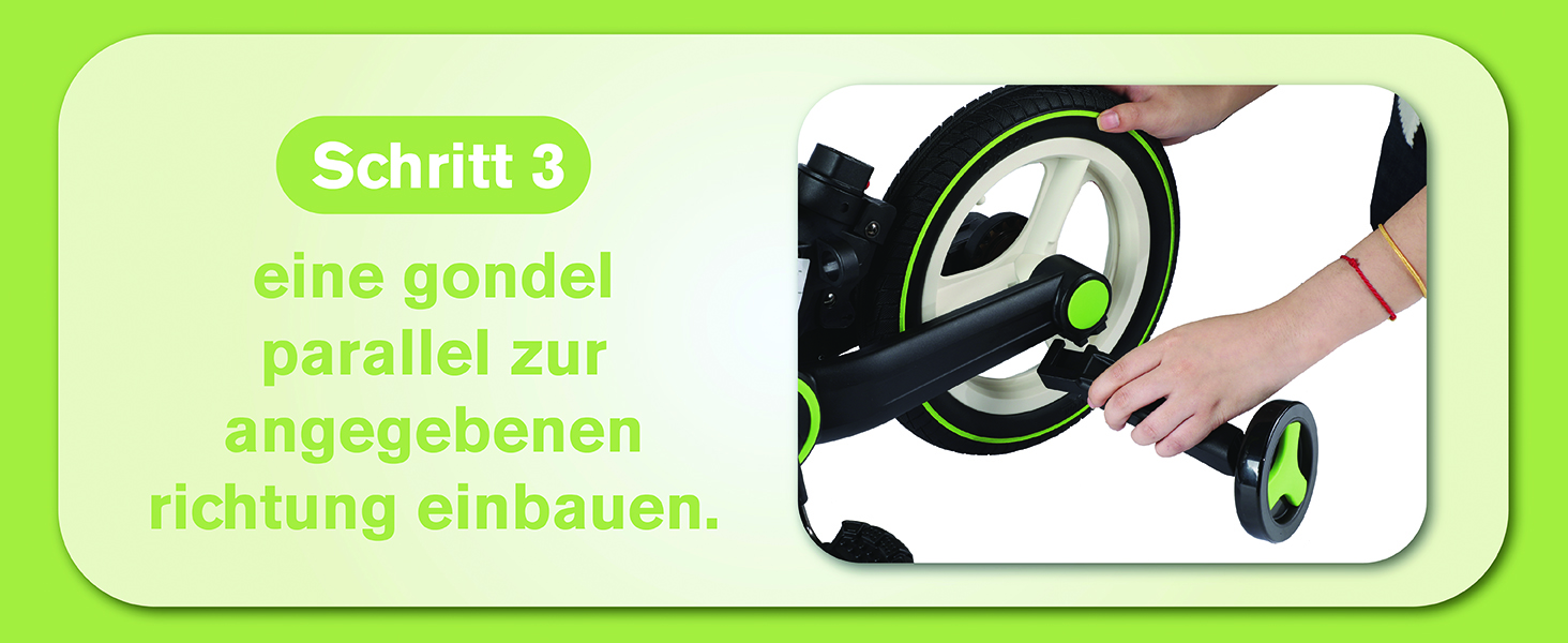 Hände, die ein Rad an einem Kinderwagenrahmen montieren. Das Rad hat eine weiße Felge mit grünem Akzentstreifen und einen schwarzen Reifen. Ein Teil des schwarzen Kinderwagenrahmens ist sichtbar