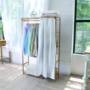 armoire ouvert sur pied