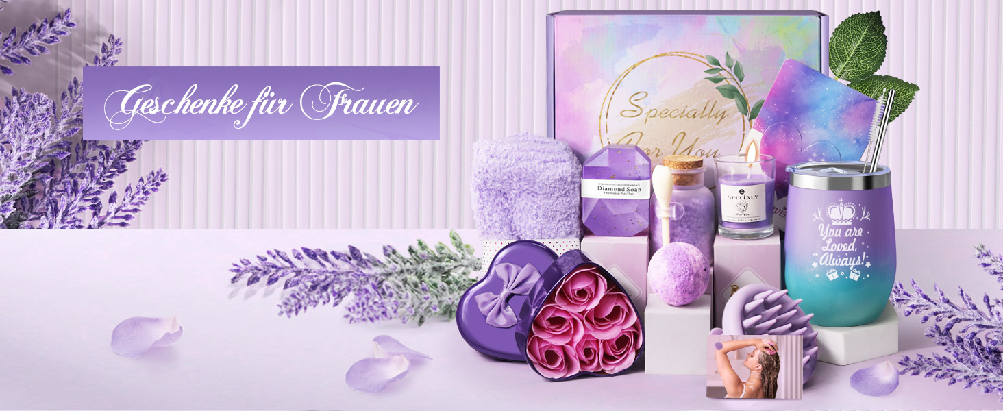 Geschenkset zum Thema Lavendel mit Bade- und Körperpflegeprodukten wie Seife, Badebomben, Kerzen und Gläsern in lila und pastellfarbenen Farben. Dekorative florale Elemente umgeben die Produkte