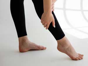 Primer plano de piernas con leggings negros, que muestra el ajuste y la flexibilidad