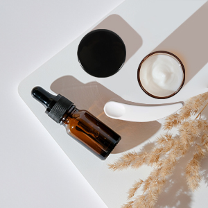 These small containers with lids are ideal for holding DIY creams, cosmetics,eye shadows