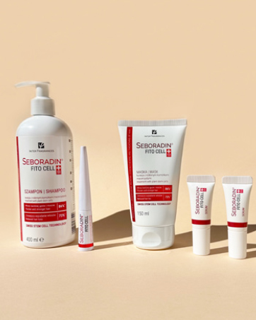 Collection de produits de soin de la peau comprenant un flacon pompe, un tube et de petits contenants dans un emballage blanc et rouge disposés sur fond beige.