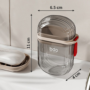 Récipient en verre transparent avec couvercle blanc et poignée rouge. Dimensions indiquées : 11 cm de hauteur, 6,5 cm de largeur, 4 cm de profondeur. Texte « bdo » visible