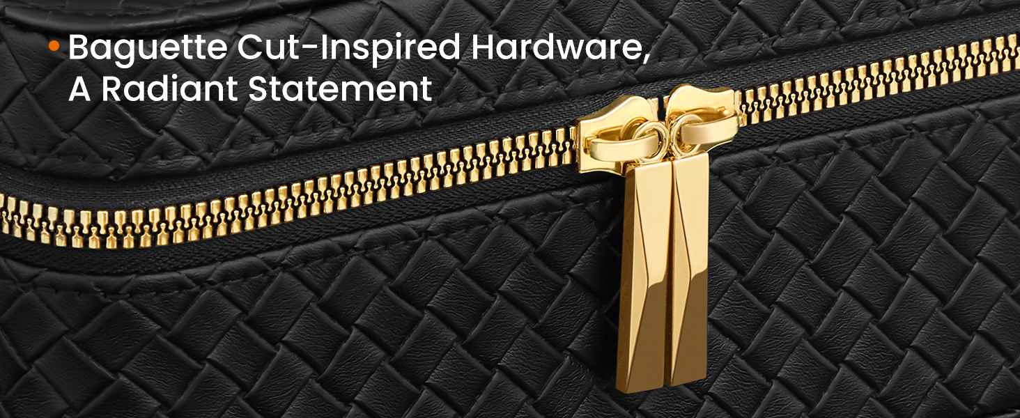 Detailný záber na čiernu prešívanú látku so zlatým zipsom. K zipsovej úchytke sú pripevnené dve zlaté lišty.