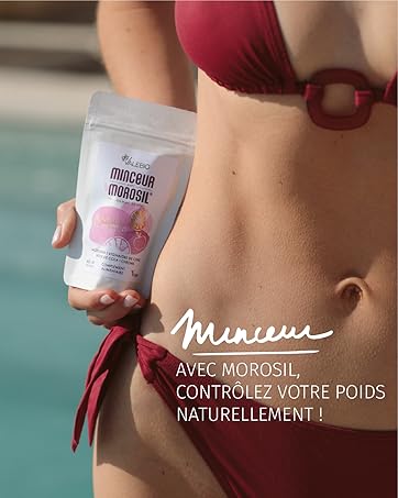 Femme en maillot de bain rouge tenant un sachet blanc étiqueté « minceur hachoir » près d'une piscine. Le texte ci-dessous se lit comme suit : « Avec Morosil, controlez votre