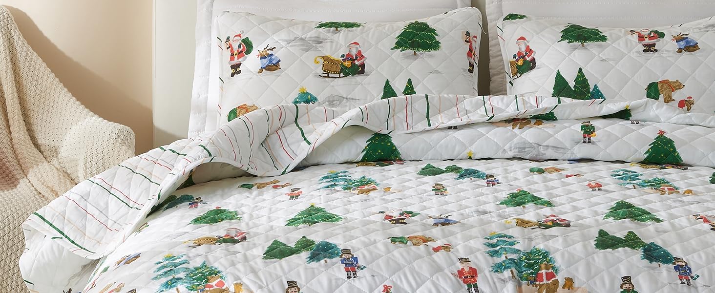 Cama cubierta con edredón de las fiestas