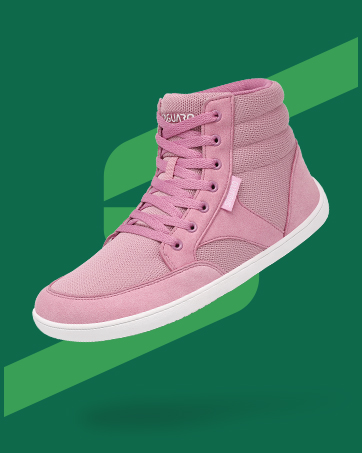 Zapatilla alta rosa con suela blanca que se muestra sobre un diseño de fondo verde diagonal.