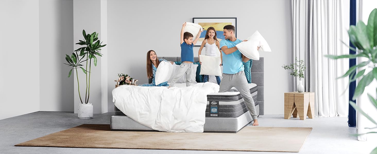 Gruppe von Menschen, die eine weiße Couch in einen hellen, geräumigen Raum mit Pflanzen bewegen. Zeigt eine Szene beim Umzug oder beim Umstellen von Möbeln