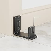 Schwarze, verstellbare Wandhalterung mit Schiebemechanismus und Bedienelementen zur Höhenverstellung, konzipiert für die Montage an Fußleisten