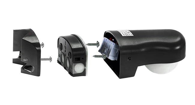 Los tres adaptadores o componentes eléctricos de plástico negro se muestran por separado, incluidos los soportes de montaje y los conectores de alimentación.