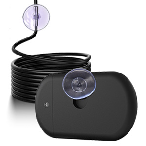 Schwarzes rechteckiges Gerät mit einem Kameraobjektiv, das an ein langes Kabel mit Saugnapfhalterung angeschlossen ist, wahrscheinlich ein Endoskop oder eine Inspektionskamera