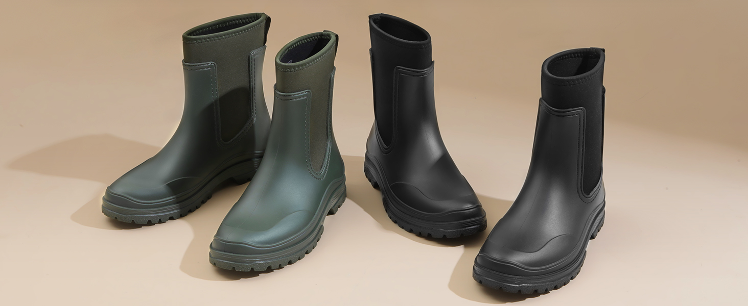 Vier Paar knöchelhohe Regenstiefel in den Farben Dunkelgrün und Schwarz, in einer Reihe auf einer hellen Oberfläche angeordnet