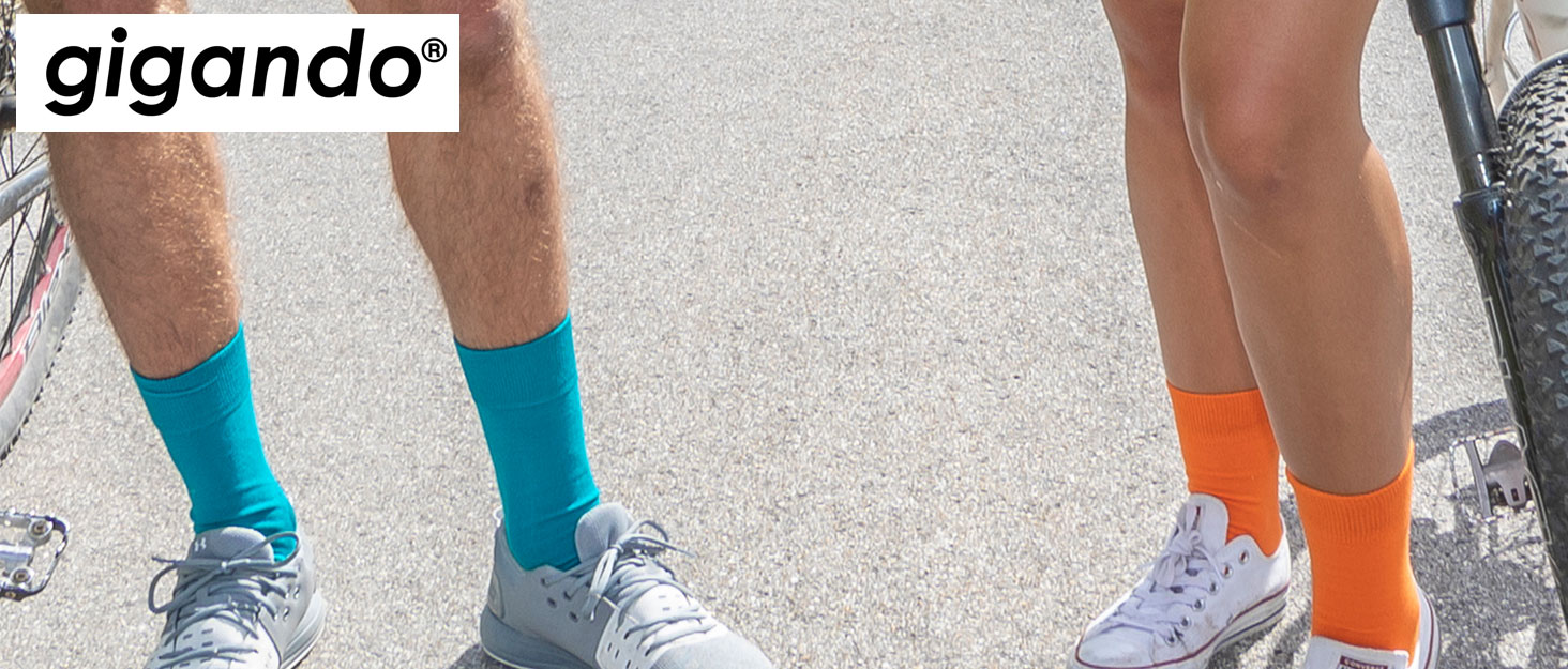 junges Paar beim Radfahren mit bunten gigando Socken