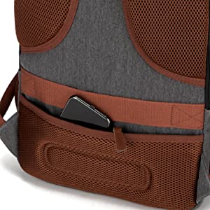 Gros plan de la poche extérieure d'un sac à dos. Tissu en maille marron avec garniture en cuir, doté d'une fine poche pouvant contenir un smartphone ou un appareil similaire.