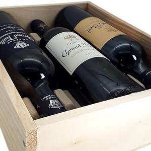 Serie von Aufnahmen, die eine hölzerne Weinkiste oder -kiste aus verschiedenen Blickwinkeln zeigen, mit minimalistischem Design mit klaren Kanten und natürlichem Holzfinish.