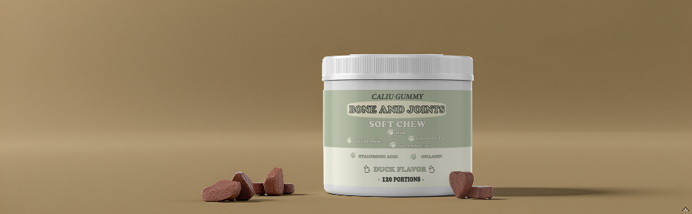 Un bol en bois rempli de gummies colorées sur une table en bois rustique, avec des herbes fraîches e