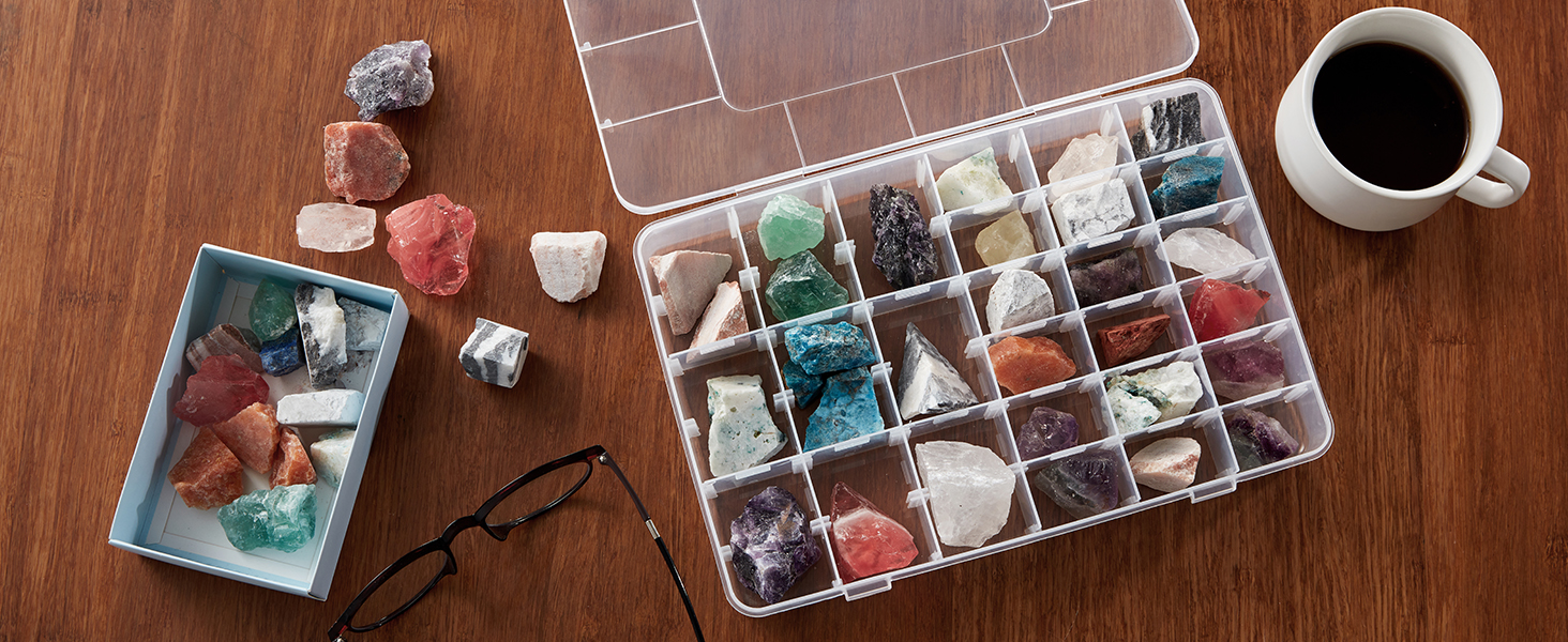 eine kleine Schachtel mit Edelsteinen und Edelsteinen