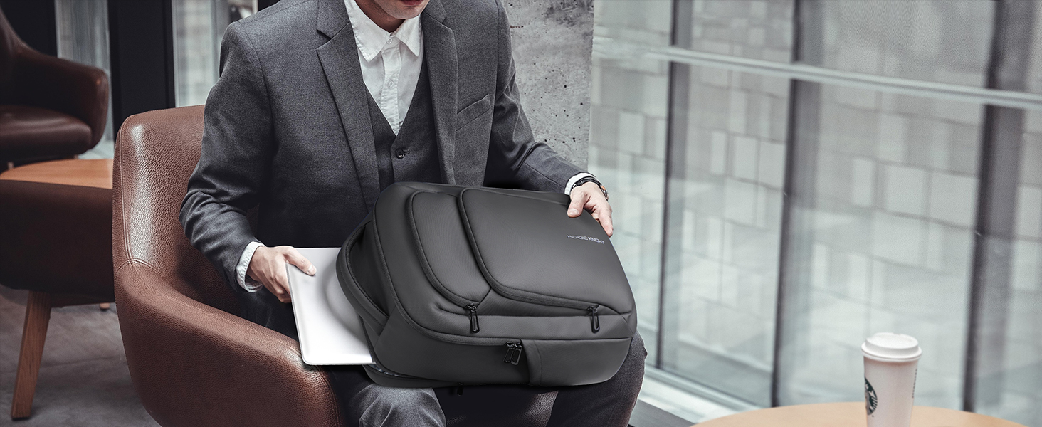 Mallette professionnelle ou sacoche pour ordinateur portable de couleur foncée, positionnée dans ce qui semble être un bureau ou un environnement professionnel.