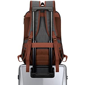 Sac à dos marron avec bretelles rembourrées et panneau dorsal, illustré attaché à une poignée de valise à roulettes pour un transport facile.